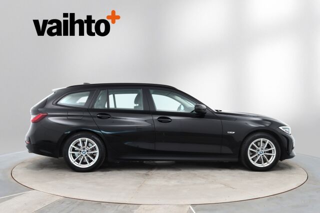 BMW 320 2022 G21 Touring 320e xDrive A Charged Edition / Navi / Koukku / Keyless Go / Led