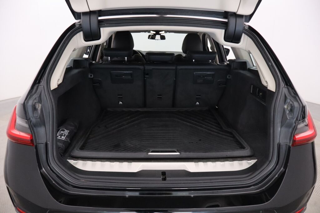 BMW 320 2022 G21 Touring 320e xDrive A Charged Edition / Navi / Koukku / Keyless Go / Led