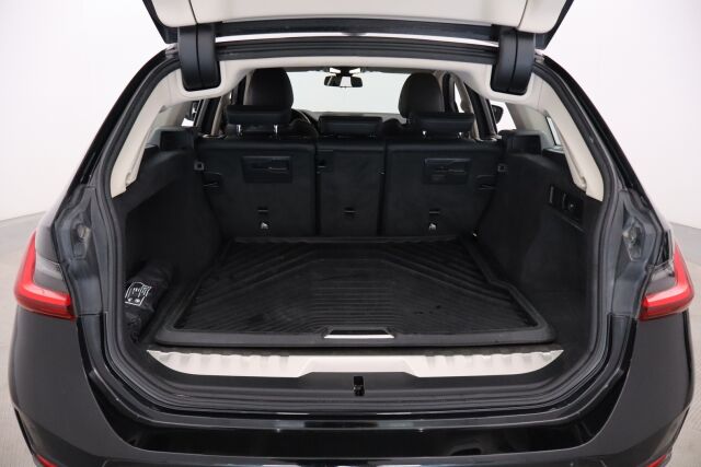 BMW 320 2022 G21 Touring 320e xDrive A Charged Edition / Navi / Koukku / Keyless Go / Led