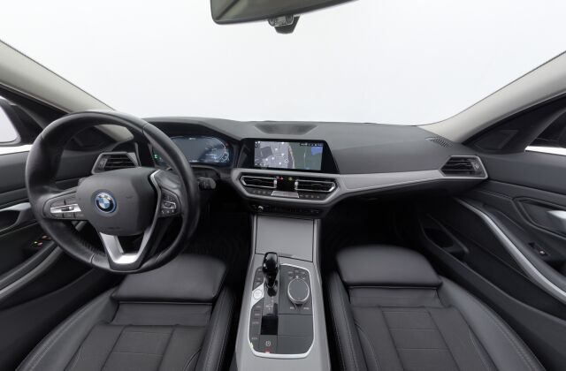 BMW 320 2022 G21 Touring 320e xDrive A Charged Edition / Navi / Koukku / Keyless Go / Led