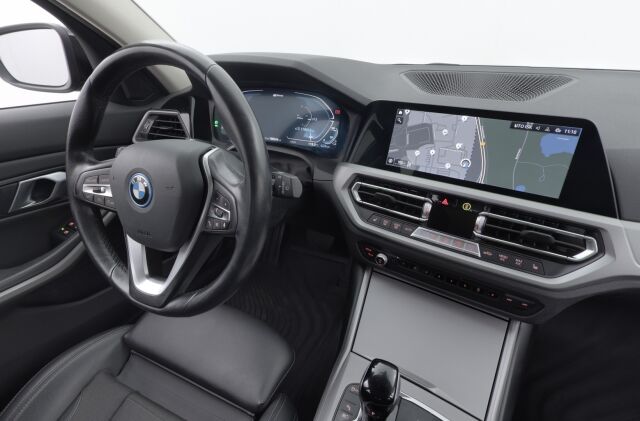 BMW 320 2022 G21 Touring 320e xDrive A Charged Edition / Navi / Koukku / Keyless Go / Led
