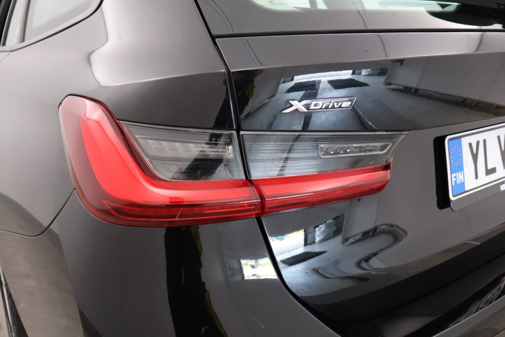 BMW 320 2022 G21 Touring 320e xDrive A Charged Edition / Navi / Koukku / Keyless Go / Led