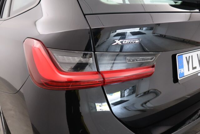 BMW 320 2022 G21 Touring 320e xDrive A Charged Edition / Navi / Koukku / Keyless Go / Led