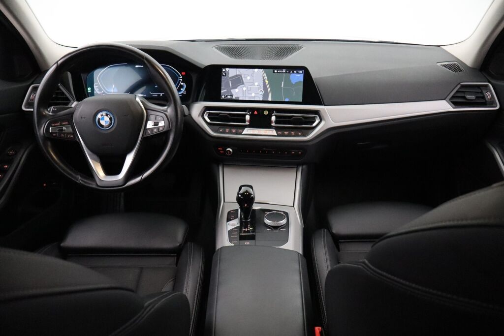 BMW 320 2022 G21 Touring 320e xDrive A Charged Edition / Navi / Koukku / Keyless Go / Led