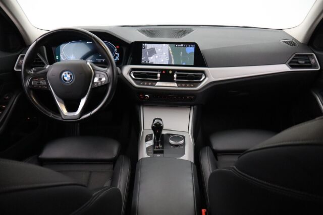 BMW 320 2022 G21 Touring 320e xDrive A Charged Edition / Navi / Koukku / Keyless Go / Led