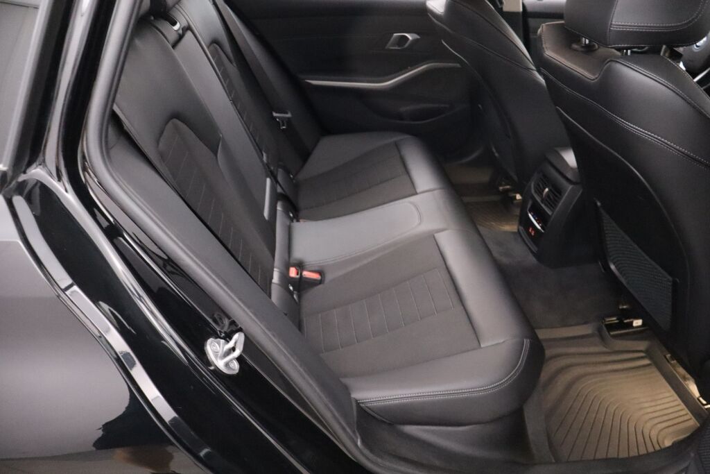 BMW 320 2022 G21 Touring 320e xDrive A Charged Edition / Navi / Koukku / Keyless Go / Led