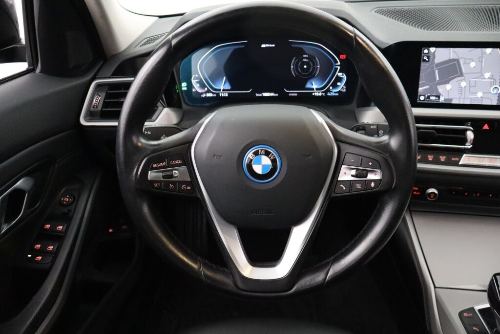 BMW 320 2022 G21 Touring 320e xDrive A Charged Edition / Navi / Koukku / Keyless Go / Led