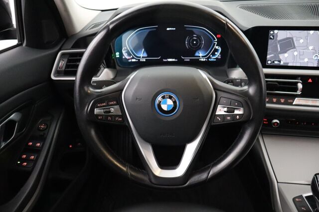 BMW 320 2022 G21 Touring 320e xDrive A Charged Edition / Navi / Koukku / Keyless Go / Led