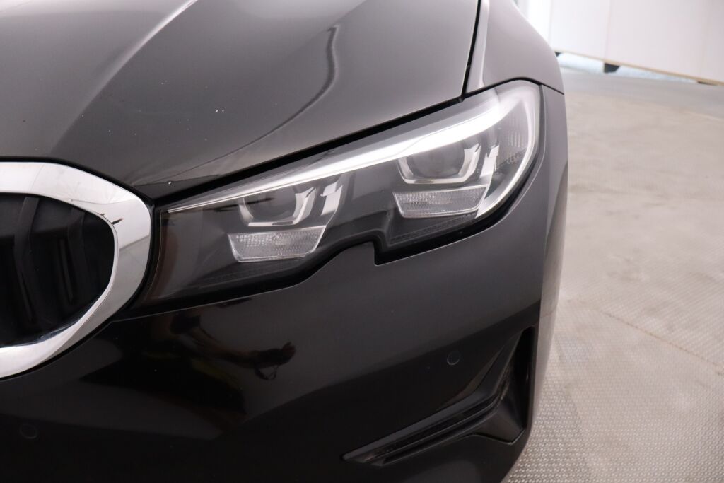 BMW 320 2022 G21 Touring 320e xDrive A Charged Edition / Navi / Koukku / Keyless Go / Led