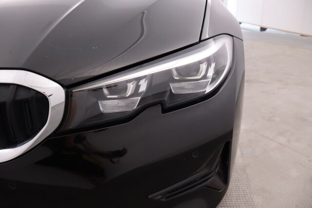 BMW 320 2022 G21 Touring 320e xDrive A Charged Edition / Navi / Koukku / Keyless Go / Led