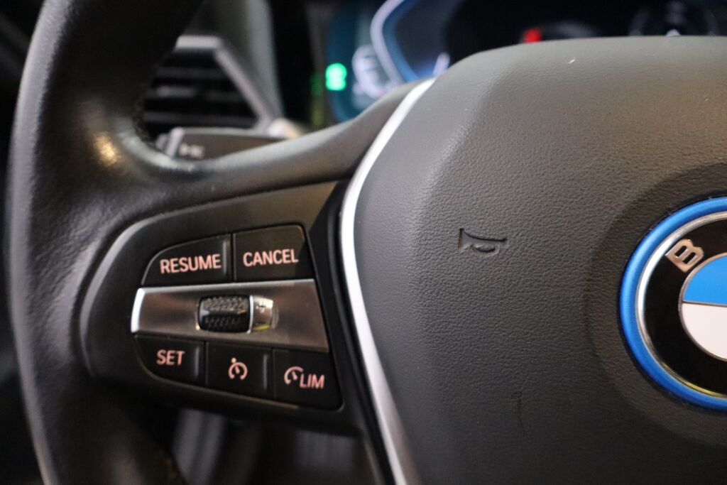 BMW 320 2022 G21 Touring 320e xDrive A Charged Edition / Navi / Koukku / Keyless Go / Led