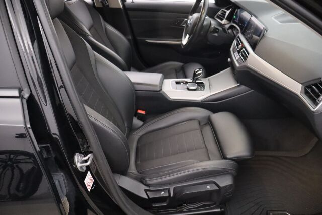 BMW 320 2022 G21 Touring 320e xDrive A Charged Edition / Navi / Koukku / Keyless Go / Led