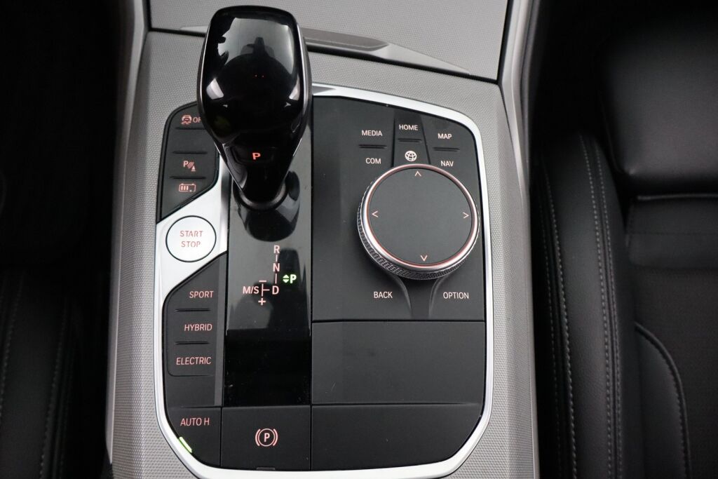 BMW 320 2022 G21 Touring 320e xDrive A Charged Edition / Navi / Koukku / Keyless Go / Led