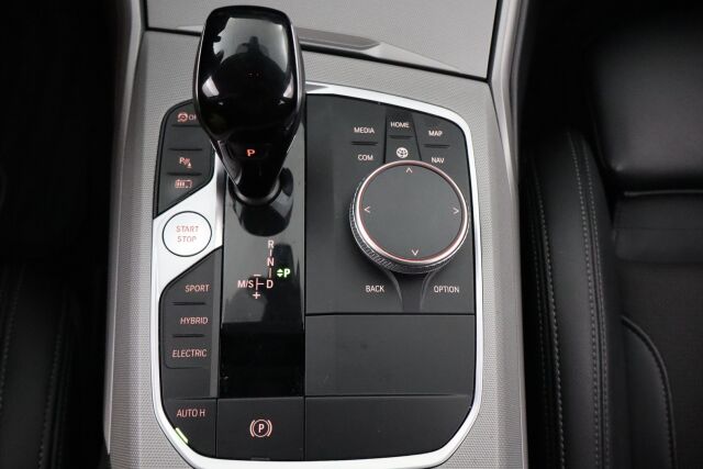 BMW 320 2022 G21 Touring 320e xDrive A Charged Edition / Navi / Koukku / Keyless Go / Led