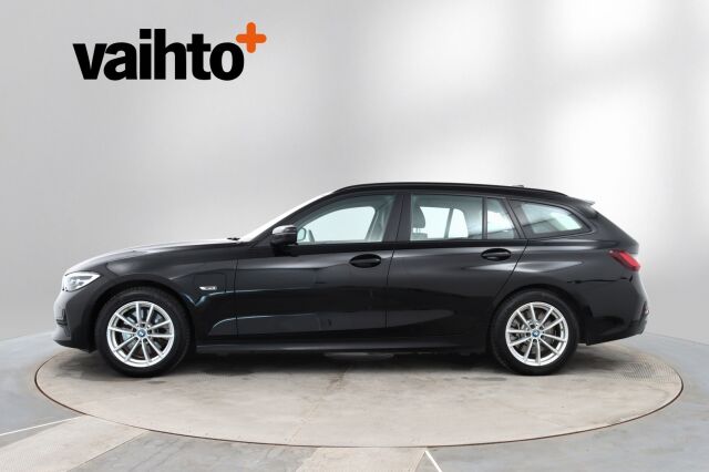 BMW 320 2022 G21 Touring 320e xDrive A Charged Edition / Navi / Koukku / Keyless Go / Led