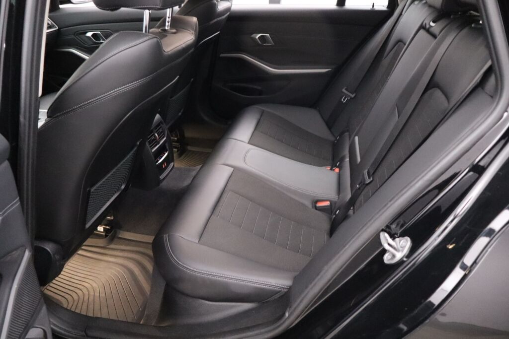 BMW 320 2022 G21 Touring 320e xDrive A Charged Edition / Navi / Koukku / Keyless Go / Led