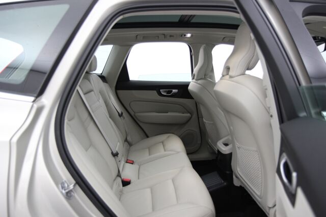 Volvo XC60 2021 T6 TwE AWD Business Inscription aut. / 1-omisteinen / Panorama / Nahat muistilla / Blis / Koukku / Adapt. vakkari