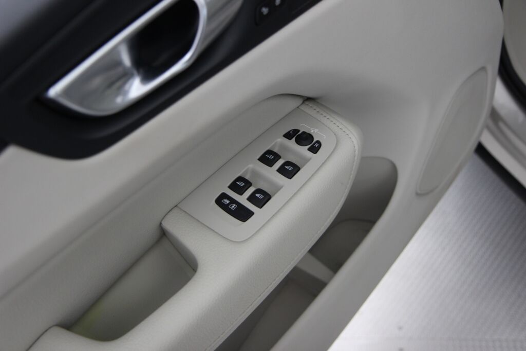 Volvo XC60 2021 T6 TwE AWD Business Inscription aut. / 1-omisteinen / Panorama / Nahat muistilla / Blis / Koukku / Adapt. vakkari