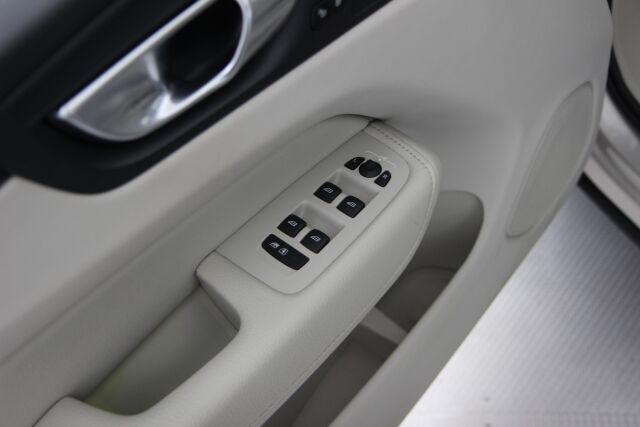 Volvo XC60 2021 T6 TwE AWD Business Inscription aut. / 1-omisteinen / Panorama / Nahat muistilla / Blis / Koukku / Adapt. vakkari