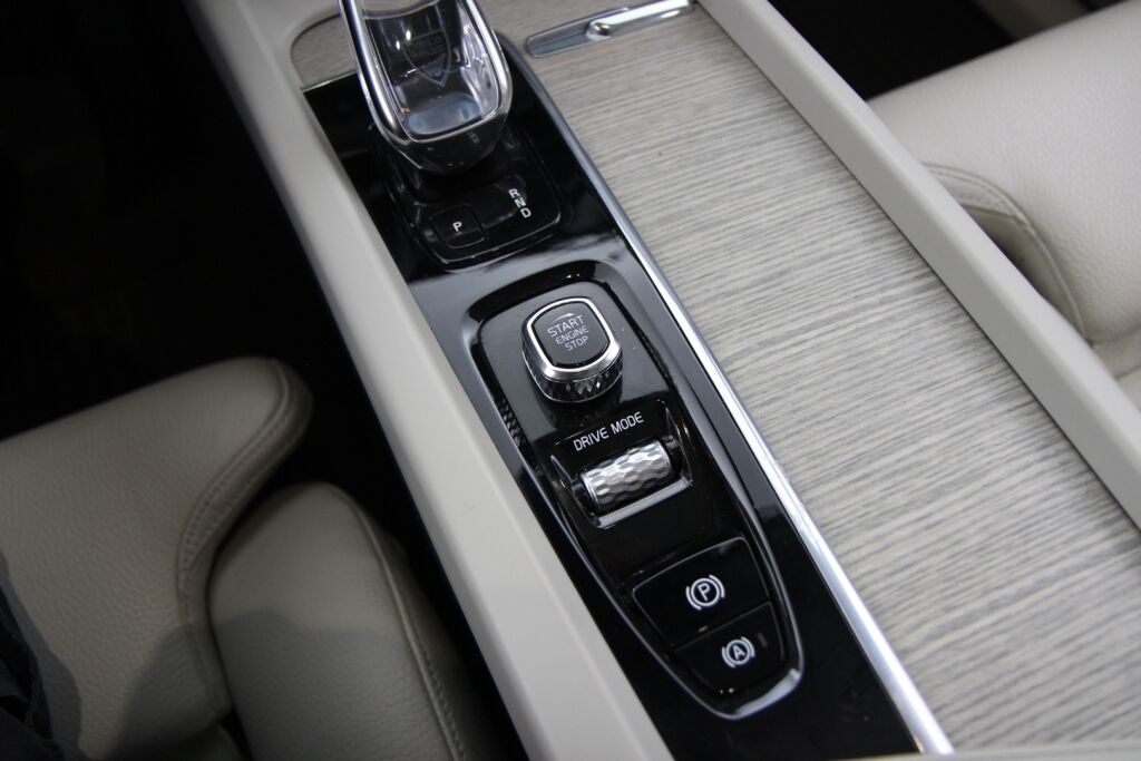 Volvo XC60 2021 T6 TwE AWD Business Inscription aut. / 1-omisteinen / Panorama / Nahat muistilla / Blis / Koukku / Adapt. vakkari