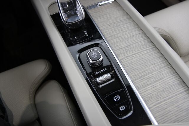 Volvo XC60 2021 T6 TwE AWD Business Inscription aut. / 1-omisteinen / Panorama / Nahat muistilla / Blis / Koukku / Adapt. vakkari