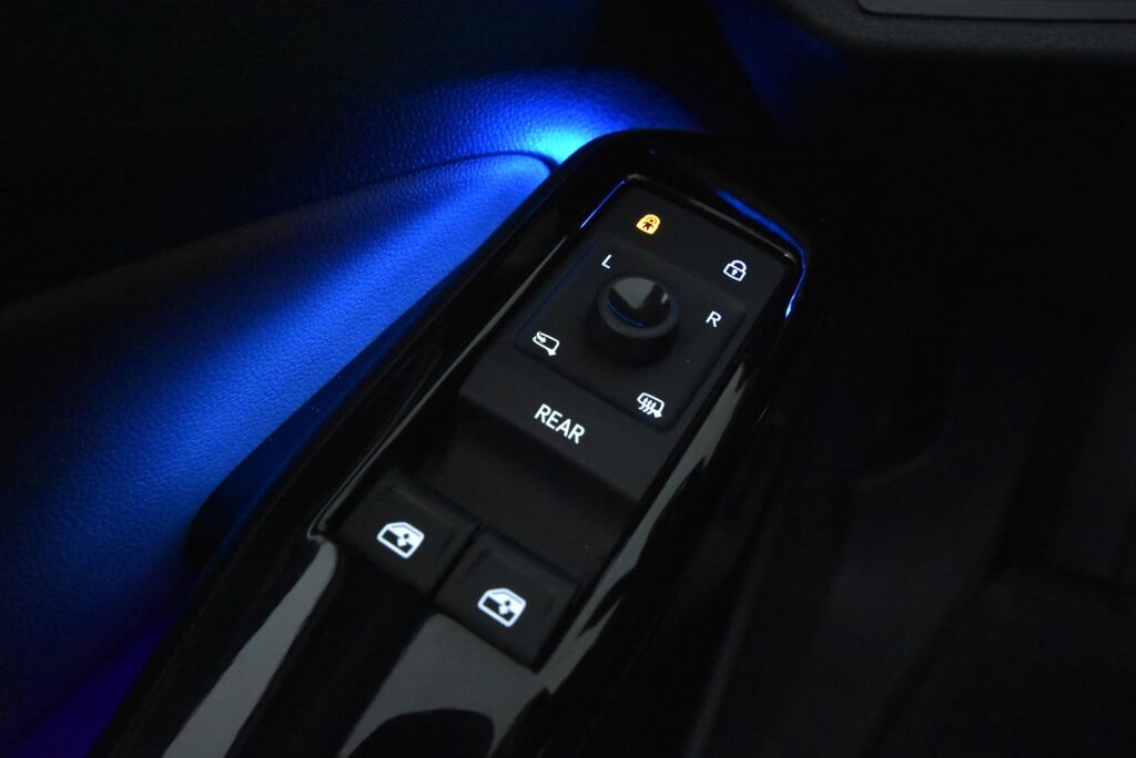 Volkswagen ID.4 2021 Pro Performance Max 150 kW, akku 77 kWh / HUD / ACC / iQ Light / Panoraama / Hieronnat etuistuimissa