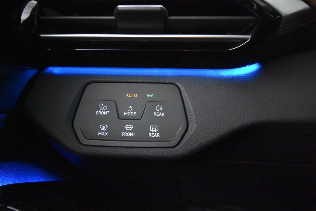 Volkswagen ID.4 2021 Pro Performance Max 150 kW, akku 77 kWh / HUD / ACC / iQ Light / Panoraama / Hieronnat etuistuimissa