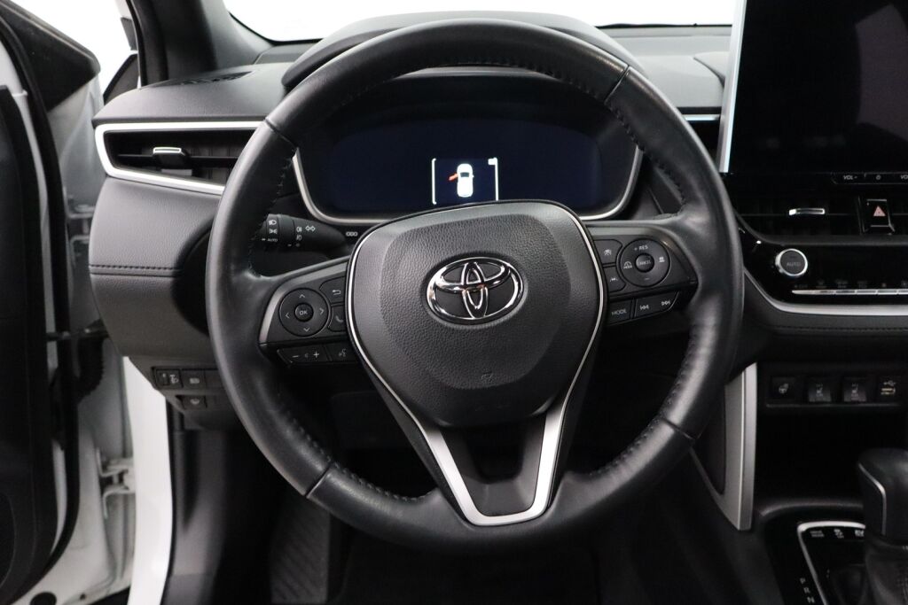 Toyota Corolla Cross 2023 2.0 Hybrid Active / Tehdastakuu / 1-Om. Suomiauto / ALV / Adapt. vakkari / P-Kamera / Navi / Ratinlämmitin / LEDit