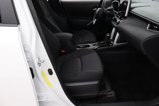 Toyota Corolla Cross 2023 2.0 Hybrid Active / Tehdastakuu / 1-Om. Suomiauto / ALV / Adapt. vakkari / P-Kamera / Navi / Ratinlämmitin / LEDit