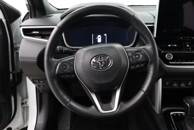 Toyota Corolla Cross 2023 2.0 Hybrid Active / Tehdastakuu / 1-Om. Suomiauto / ALV / Adapt. vakkari / P-Kamera / Navi / Ratinlämmitin / LEDit
