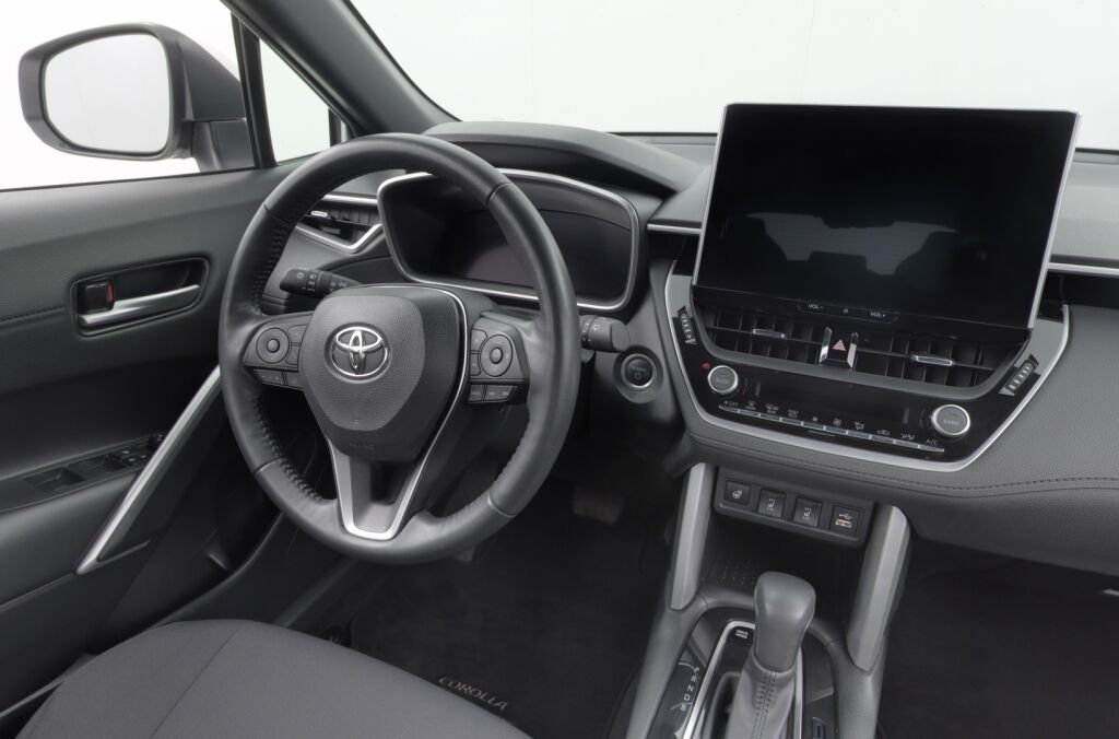Toyota Corolla Cross 2023 2.0 Hybrid Active / Tehdastakuu / 1-Om. Suomiauto / ALV / Adapt. vakkari / P-Kamera / Navi / Ratinlämmitin / LEDit