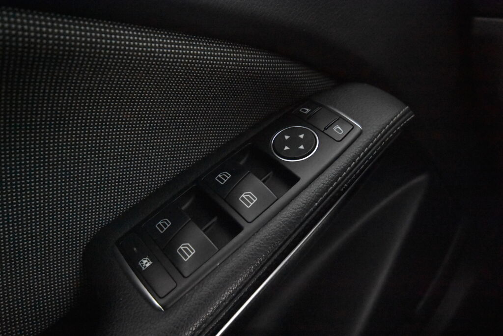 Mercedes-Benz A 2016 180 A Premium Business / Panoraama / 1 Om / Merkkihuoltohistoria / Kamera
