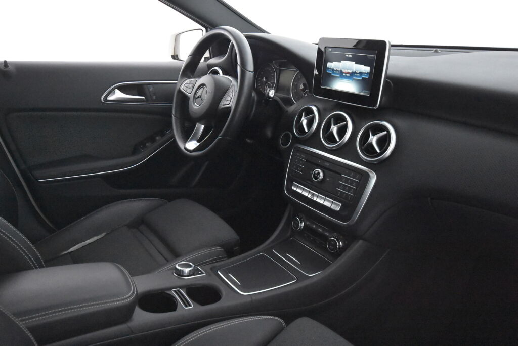 Mercedes-Benz A 2016 180 A Premium Business / Panoraama / 1 Om / Merkkihuoltohistoria / Kamera