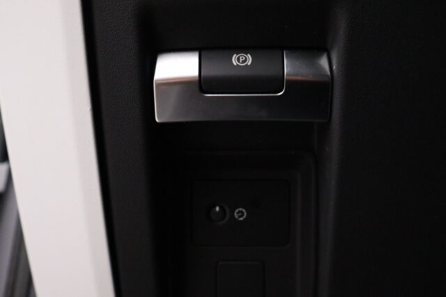 Land Rover Defender 2020 110 D240 S Launch Edition /Keyless/ Apple Car Play/ Webasto/ Koukku