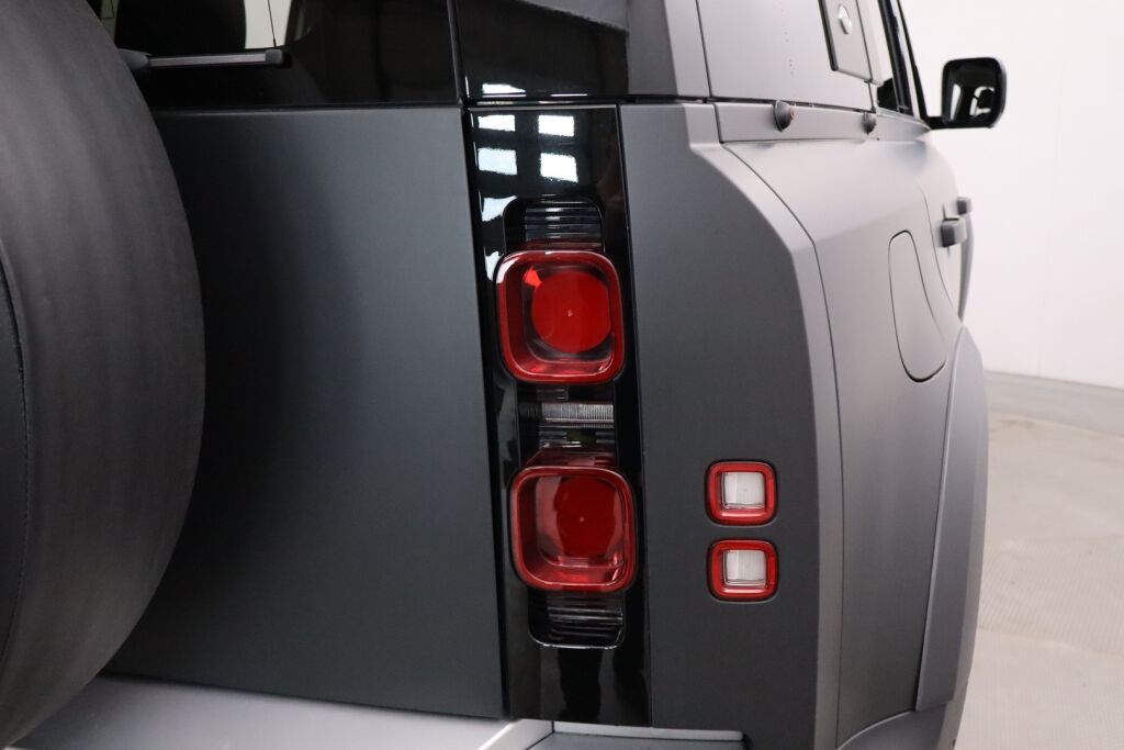 Land Rover Defender 2020 110 D240 S Launch Edition /Keyless/ Apple Car Play/ Webasto/ Koukku
