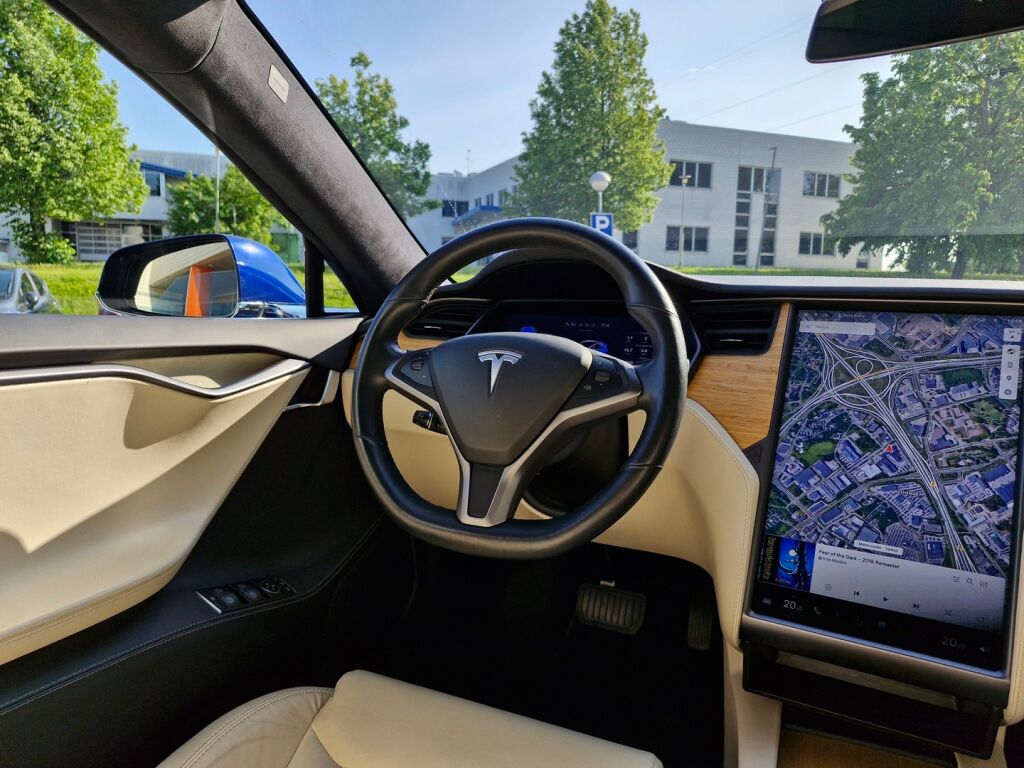 Tesla Model S 2020 Long Range AWD Raven / Suomi auto / 2x renkaat / Ilma-alusta / Panoraama / Autopilot 3 / Intel Atom / Premium audio