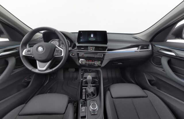 BMW X1 2021 F48 xDrive25e A Charged Edition Sport / HUD / Navi Plus / Vetokoukku