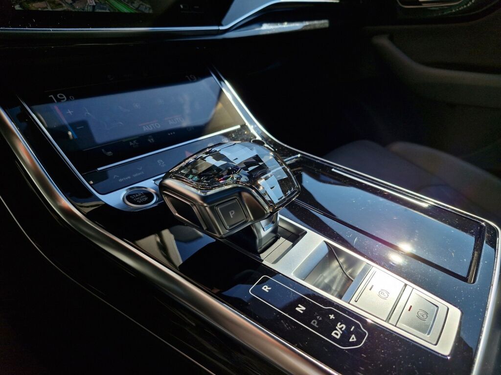 Audi Q8 2021 60 TFSI e 340 kW quattro tiptronic / HUD / S urheiluistuimet / Panoraama / Koukku / Ilma-alusta / Matrix / 22" vanteet