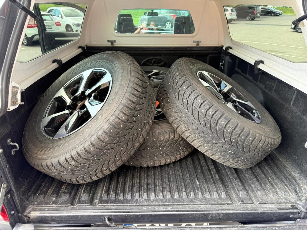 Toyota Hilux 2022 Extra Cab 4WD 2,4D Active / ALV-Vähennyskelpoinen / Vetokoukku / Vakkari / Merkkiliikkeen huoltokirja