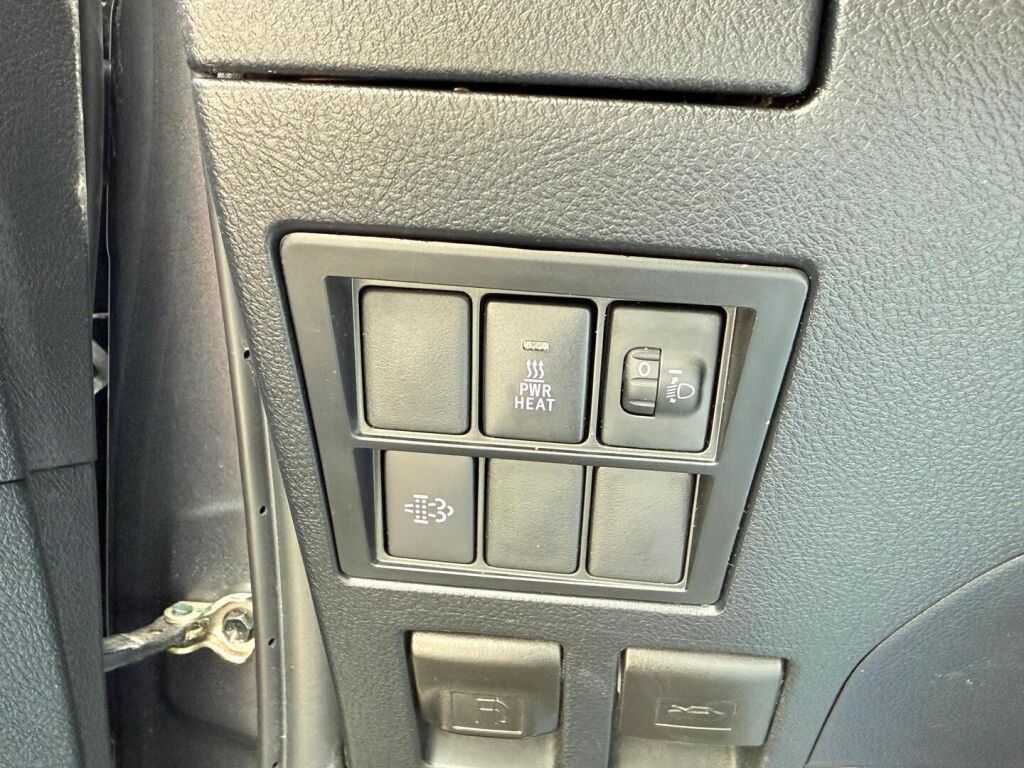 Toyota Hilux 2022 Extra Cab 4WD 2,4D Active / ALV-Vähennyskelpoinen / Vetokoukku / Vakkari / Merkkiliikkeen huoltokirja