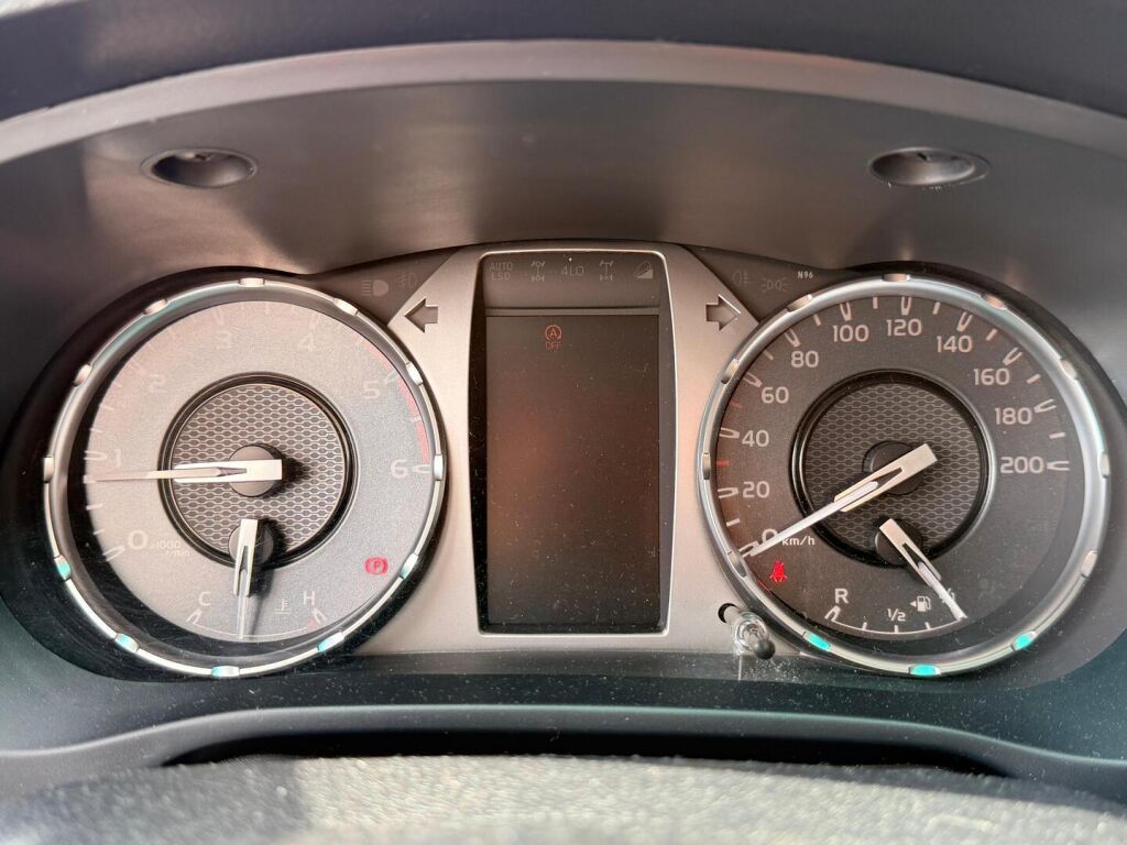 Toyota Hilux 2022 Extra Cab 4WD 2,4D Active / ALV-Vähennyskelpoinen / Vetokoukku / Vakkari / Merkkiliikkeen huoltokirja