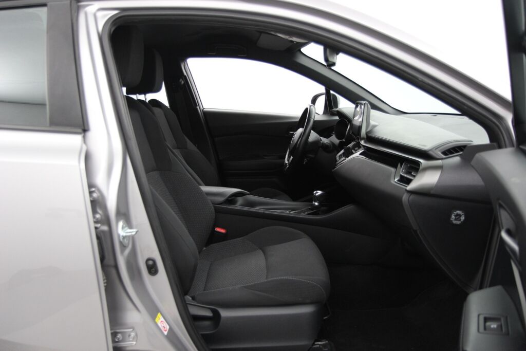 Toyota C-HR 2018 1,8 Hybrid Active / Kamera / Navi / Kessy / Kaistavahti / Vakkari