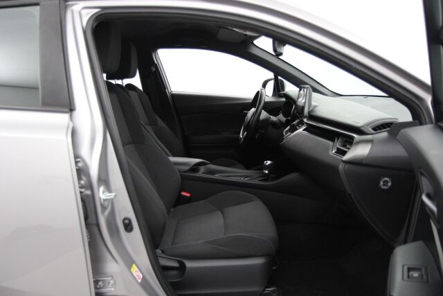 Toyota C-HR 2018 1,8 Hybrid Active / Kamera / Navi / Kessy / Kaistavahti / Vakkari