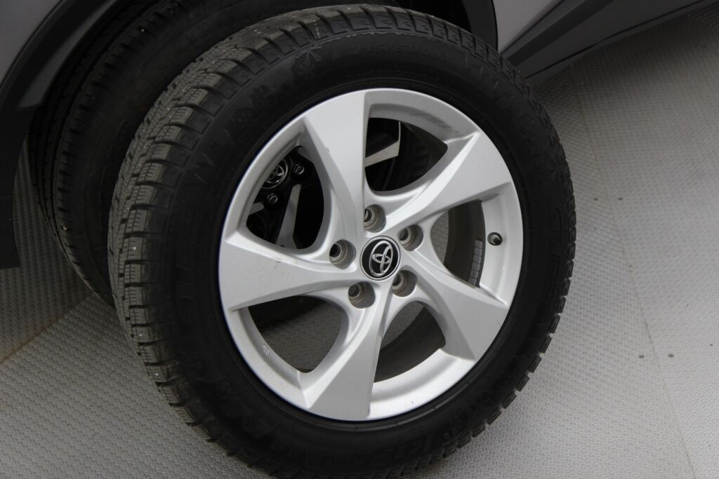 Toyota C-HR 2018 1,8 Hybrid Active / Kamera / Navi / Kessy / Kaistavahti / Vakkari