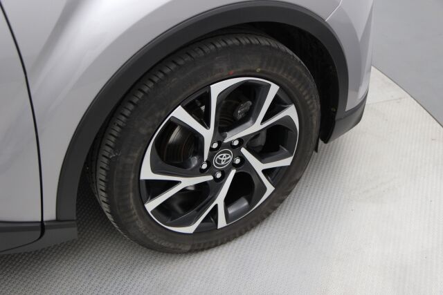 Toyota C-HR 2018 1,8 Hybrid Active / Kamera / Navi / Kessy / Kaistavahti / Vakkari