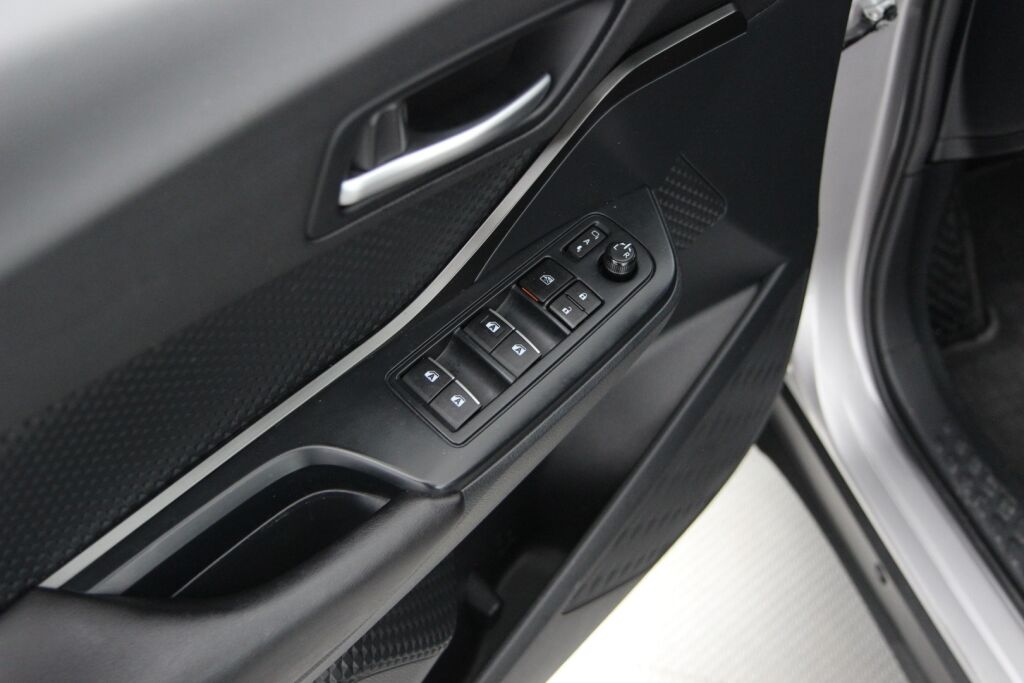 Toyota C-HR 2018 1,8 Hybrid Active / Kamera / Navi / Kessy / Kaistavahti / Vakkari