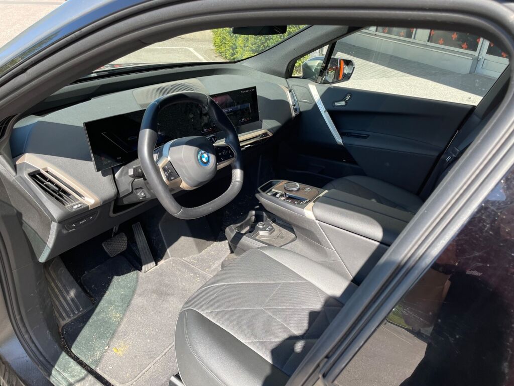 BMW iX 2023 xDrive50 Fully Charged / Harman Kardon / Vetokoukku / Laser / Panorama
