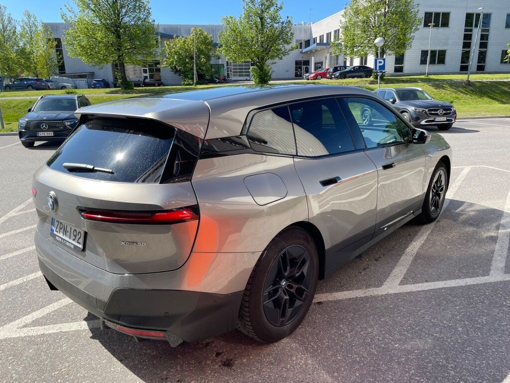 BMW iX 2023 xDrive50 Fully Charged / Harman Kardon / Vetokoukku / Laser / Panorama